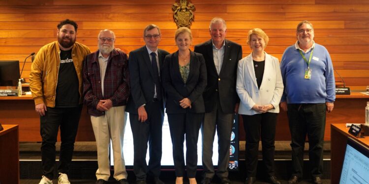 Council congratulates Redlands Coast recipients of King’s Birthday Honours