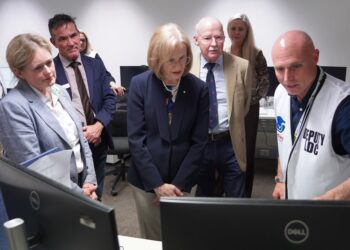 Governor visits Redlands Coast to learn about recovery efforts