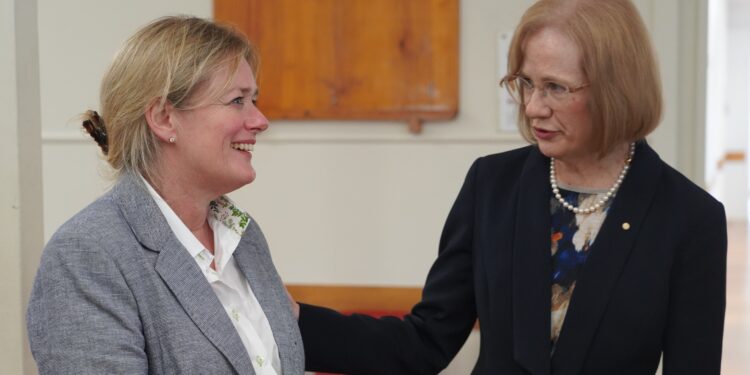 Governor visits Redlands Coast to learn about recovery efforts