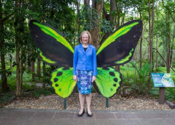 Governor tours IndigiScapes to learn about environment programs